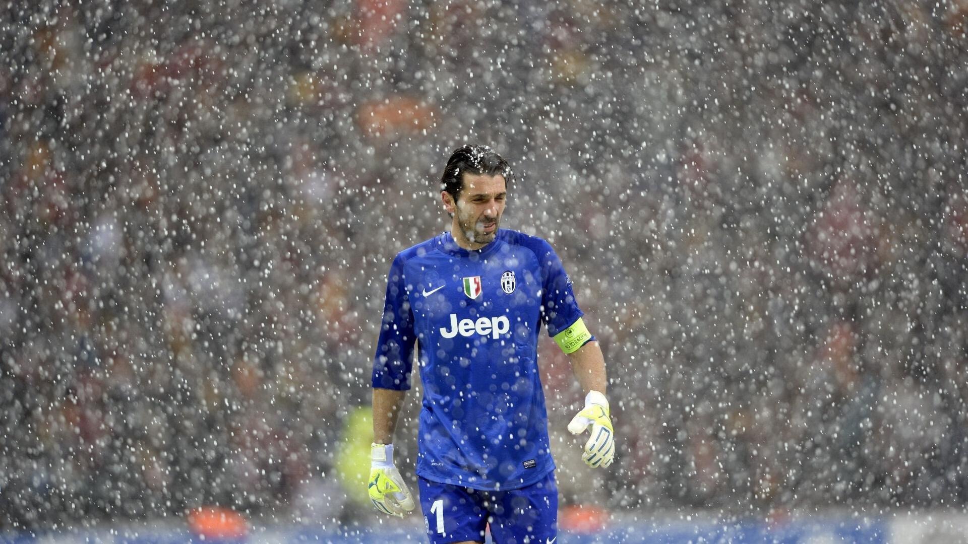 足坛绝代双骄时代落幕！C罗亚冠梦碎，梅西美冠折戟